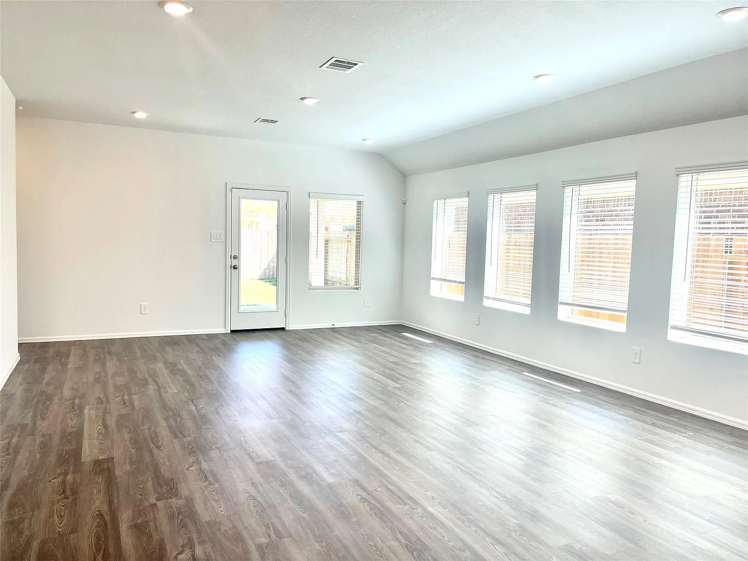 4 bed, 2.0 bath, 1932 sqft, $1,998 — Photo 4