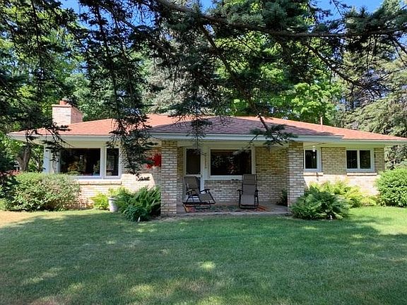 3rd image of 805 E Dixon Ave