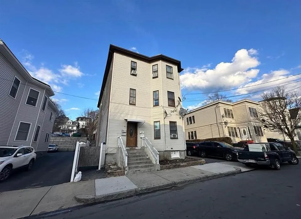 4 bed, 140 sqft, $3,200 — Photo 2