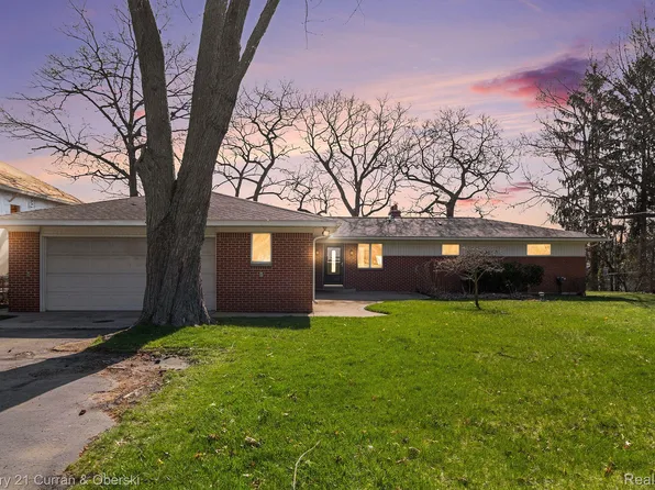 4944 Clinton Dr, Clarkston, MI 48346