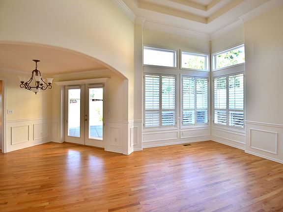 4th image of 10233 NE 67th St
