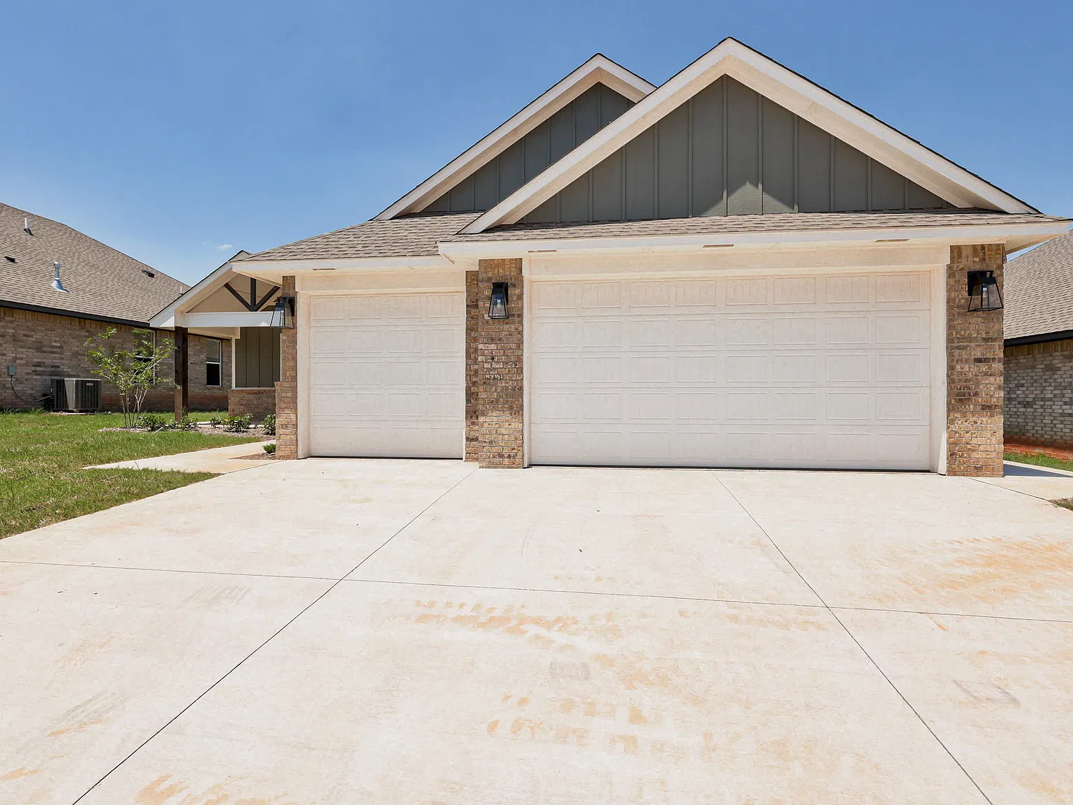 4 bed, 2.5 bath, 1954 sqft, $2,300 — Photo 2
