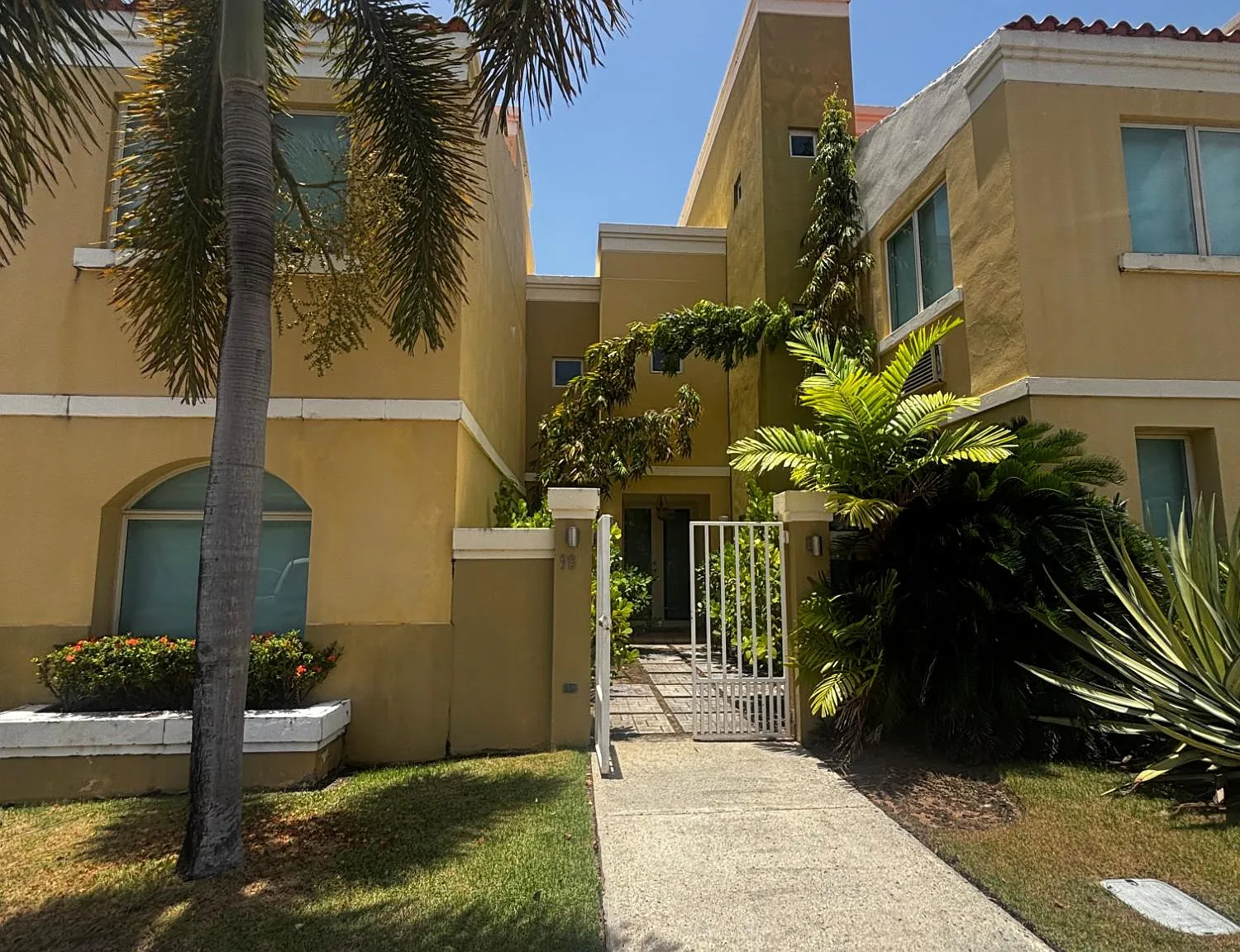 3 bed, 3.0 bath, 2200 sqft, $4,000 — Photo 1