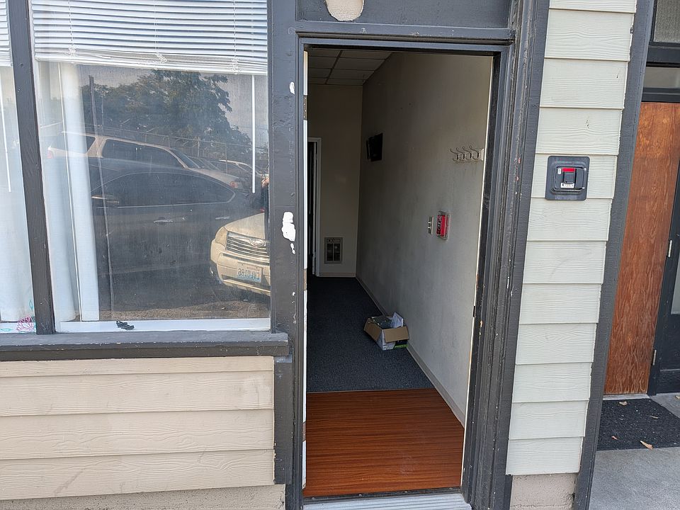 2nd image of 3872 Center St