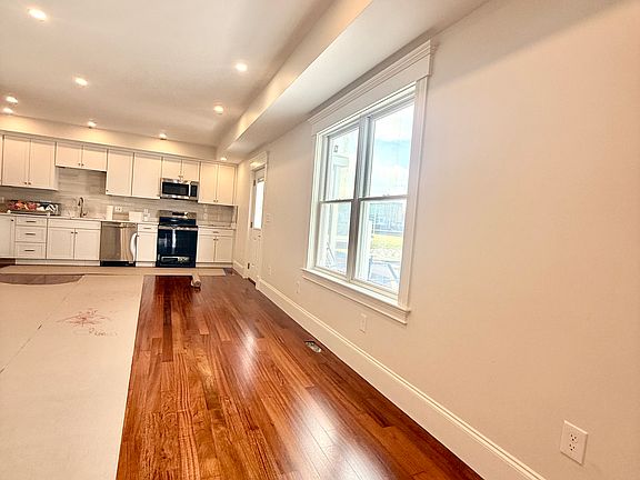 2nd image of 100 Dartmouth St #1