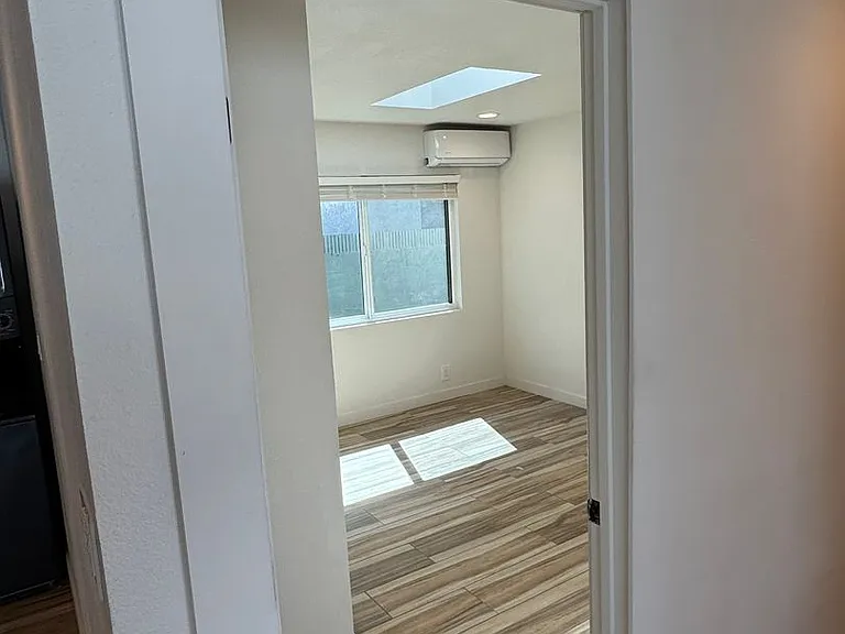 !! Move-In Special !! Cozy Carson Back House With Skylights & Washer/Dryer — Photo 14