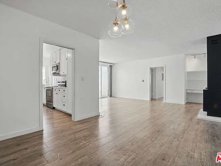 930 3rd St #303 — Photo 3
