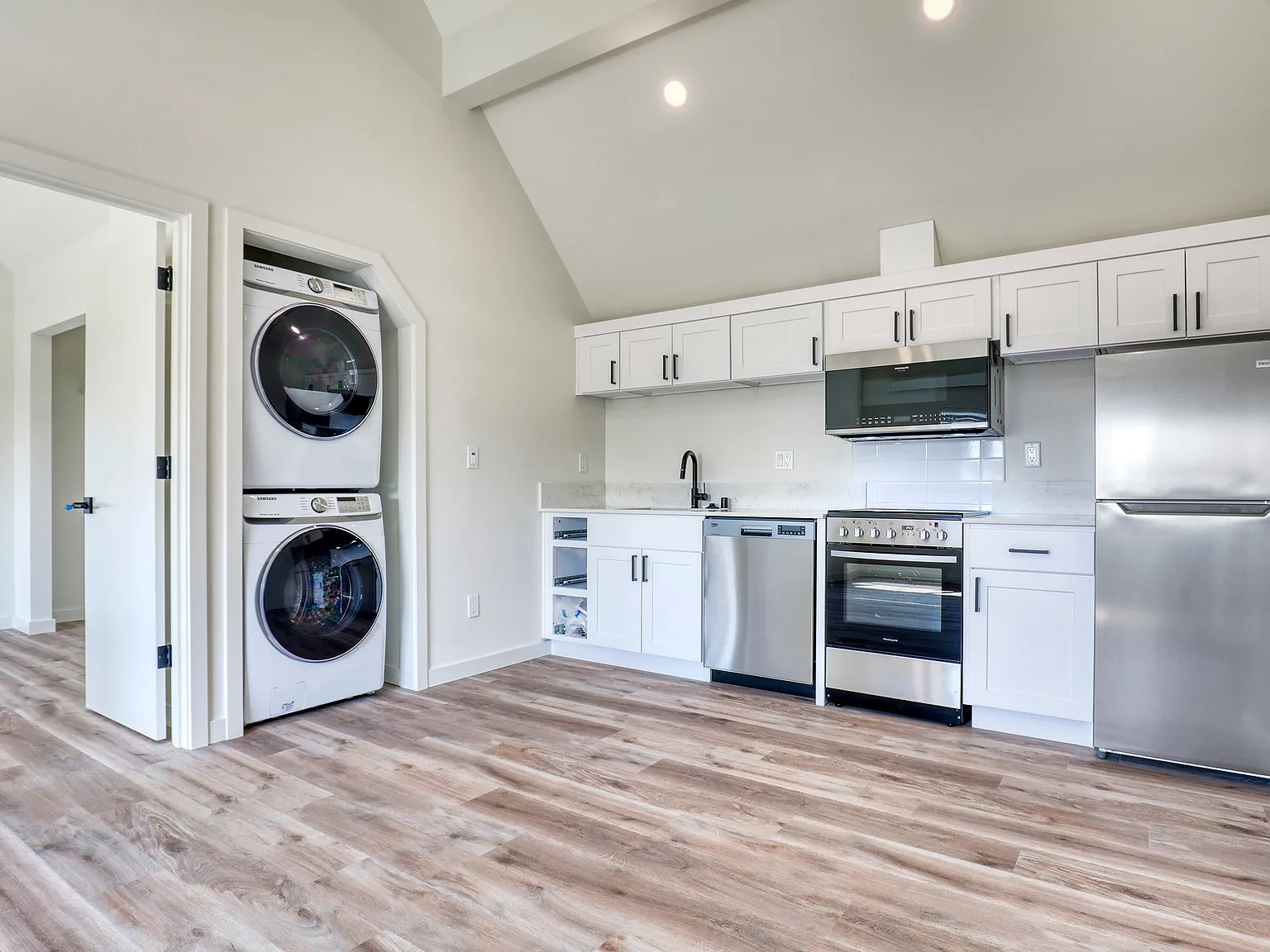 4 bed, 2200 sqft, $5,700 — Photo 4