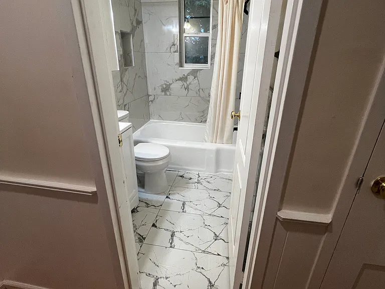 2404 Darrow St — Photo 13