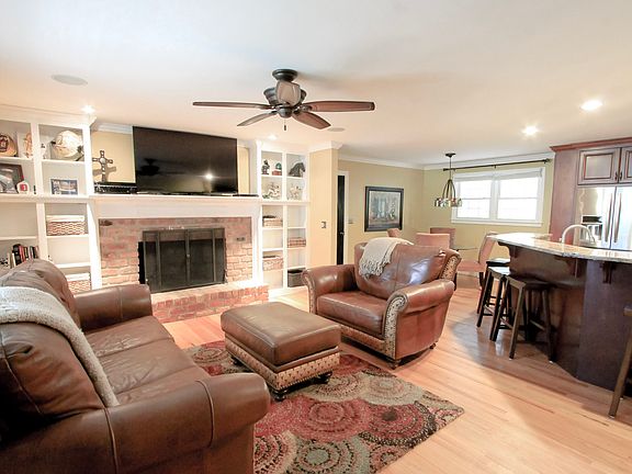 Open Floor Plan w/fireplace