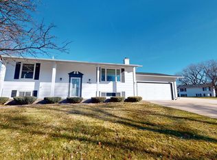 4203 Prairie Hills Rd, Kearney, NE 68845