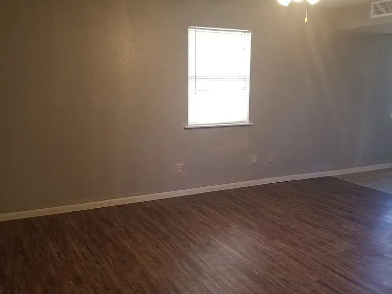 3600 Hawthorne Dr — Photo 9
