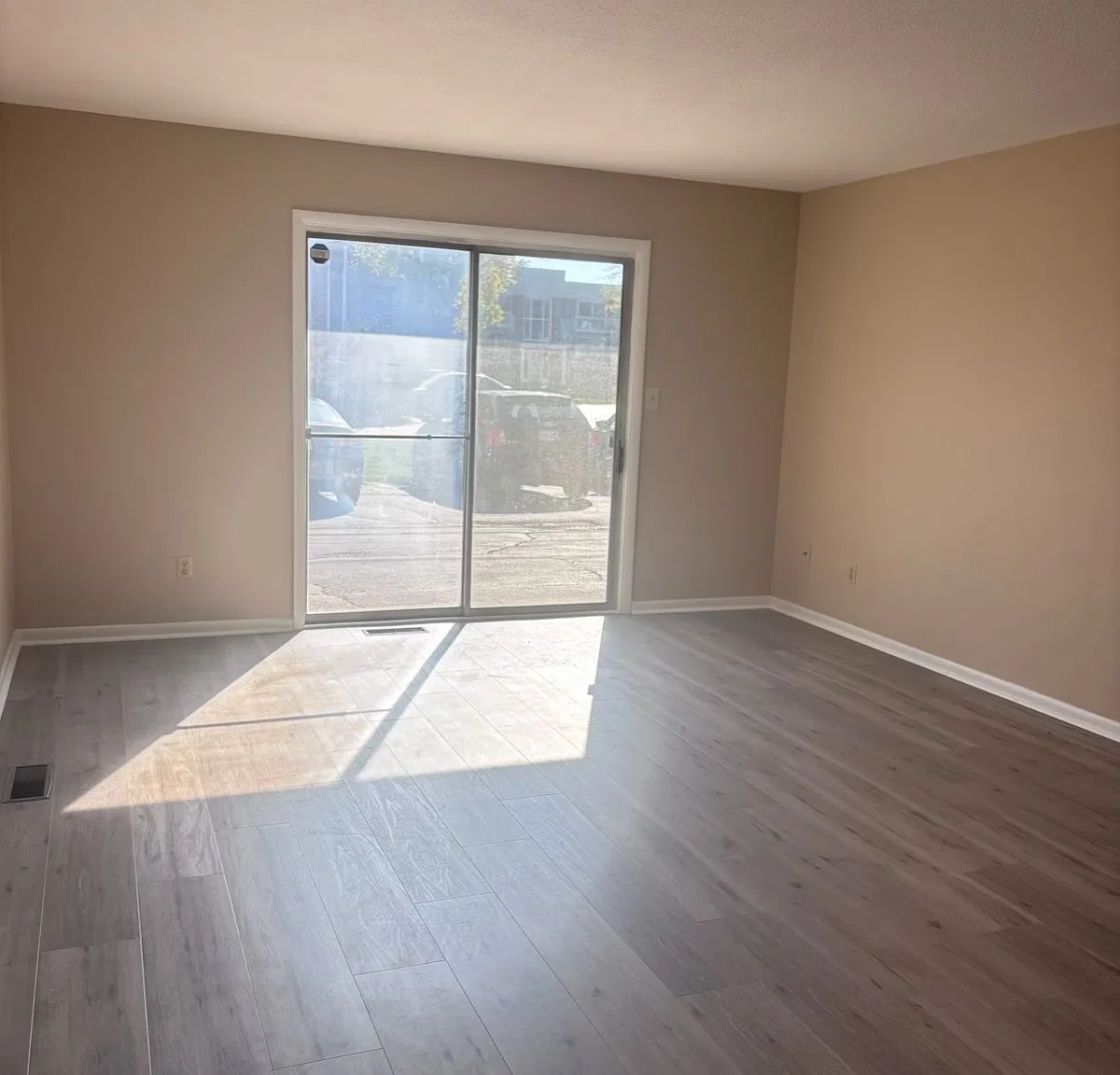 2 bed, 697 sqft, $1,050 — Photo 1