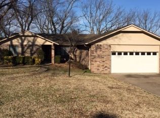 203 Walnut Cir, Grove, OK 74344