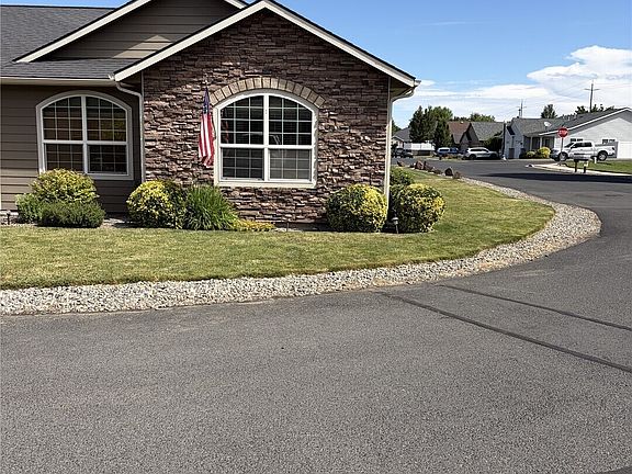 2nd image of 763 SE Bedford Loop