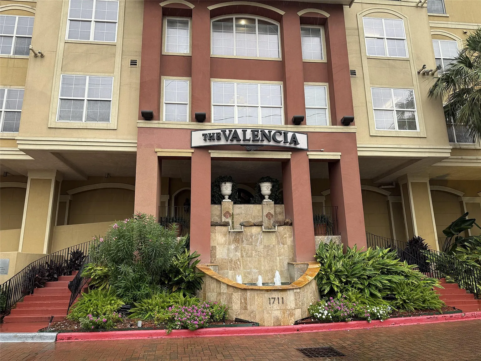 2 bed, 2.0 bath, 1233 sqft, $2,050 — Photo 1