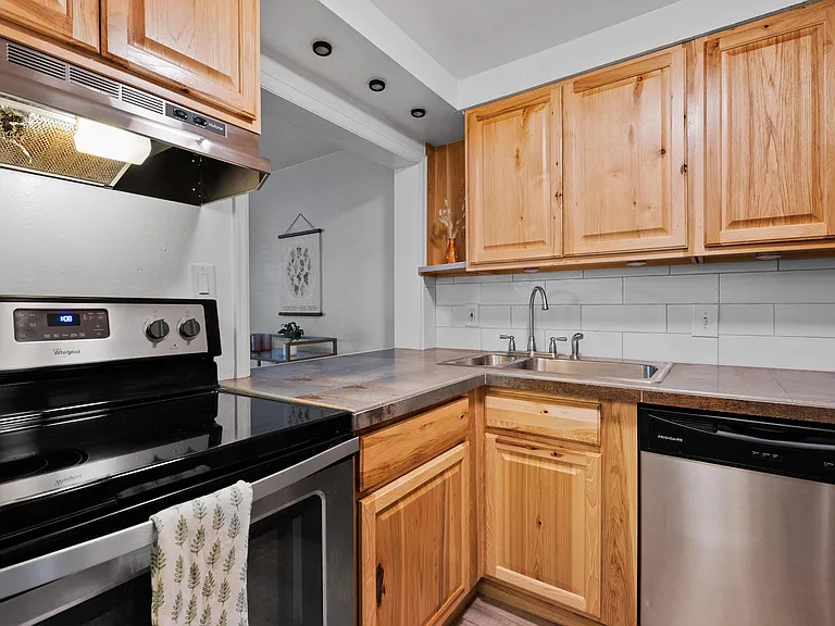 1260 N York St #105 — Photo 9