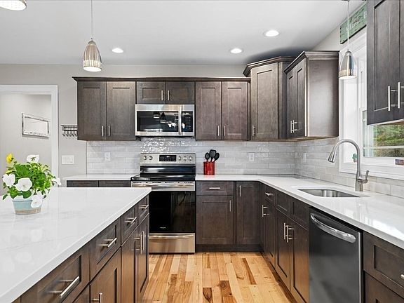 2nd image of 141 Thompson St