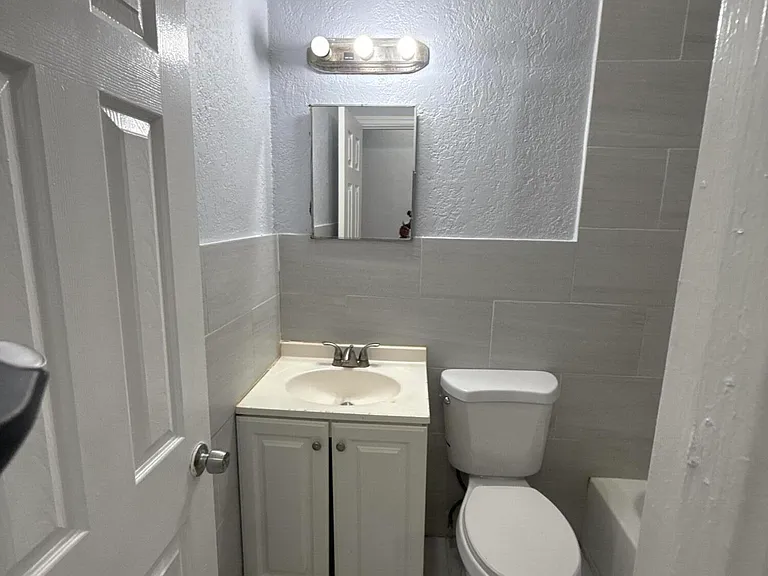 720 SW 7th St #4 — Photo 15