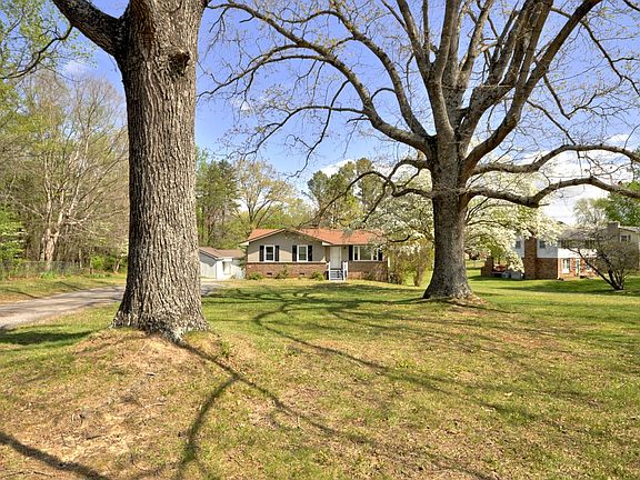 2nd image of 611 Needmore Rd