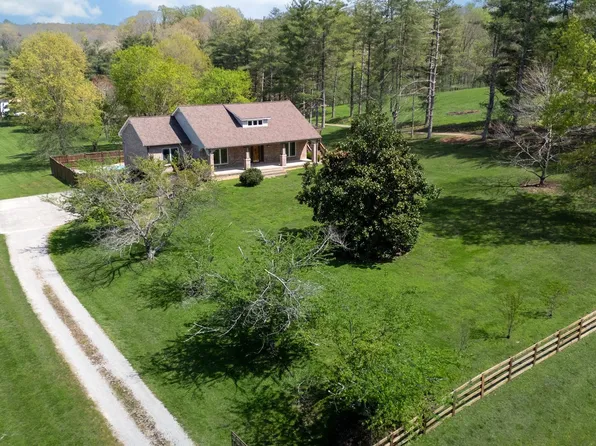 1249 White Rd, Bon Aqua, TN 37025