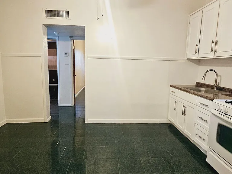 2600 Aurora Ave — Photo 8
