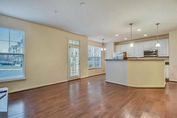 42243 Canary Grass Sq — Photo 4