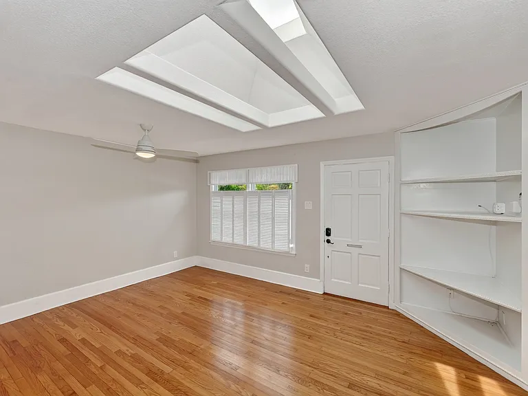 1010 Virginia Dr — Photo 5