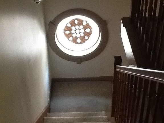 Landing, w/round window