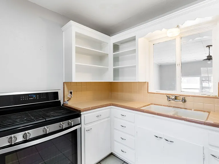 210 Dryden — Photo 10