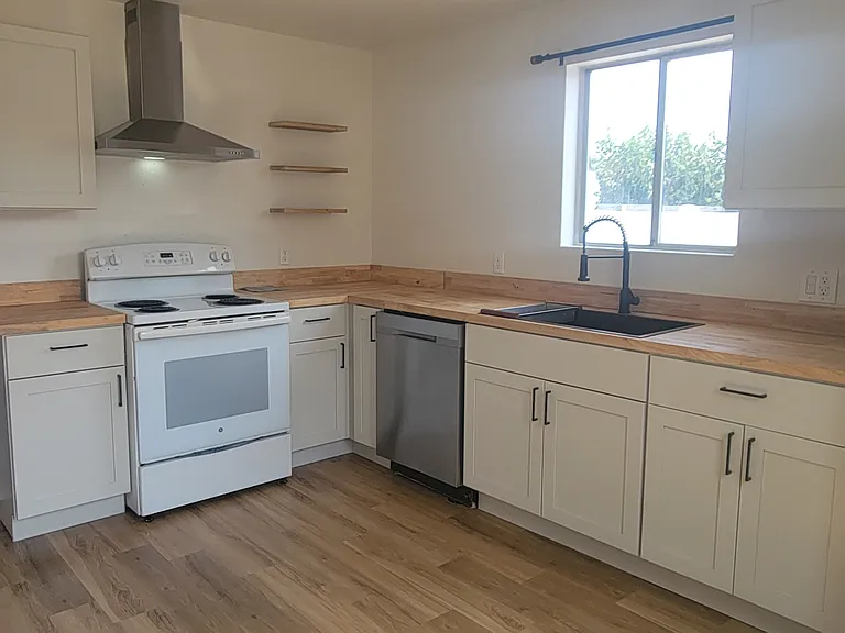 605 W 1st Ave — Photo 3