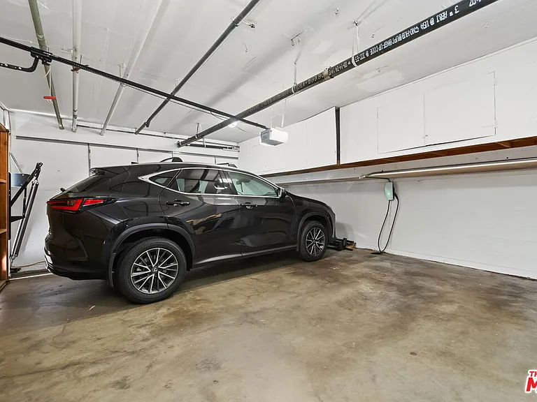 954 20th St #B — Photo 27