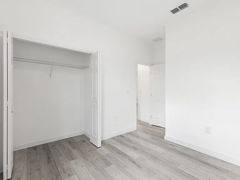 716 Desmoines Dr — Photo 29