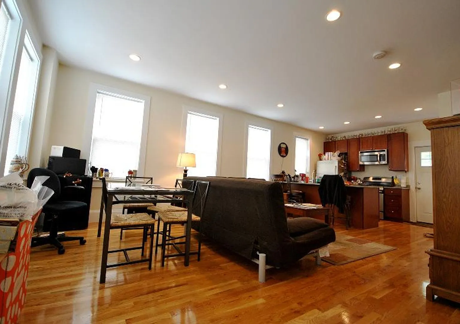 No Fee! Brighton 3 Bed With Central Air, Parking, And In-Unit Laundry — Photo 3