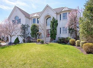 8 Vassallo Ct, Edison, NJ 08820