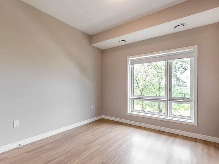 456 Lorne Ave W — Photo 8