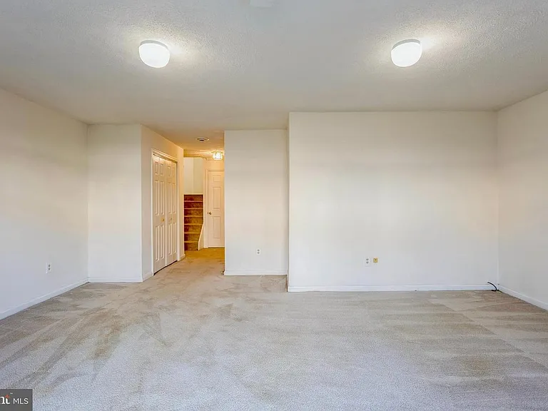 8 Tatler Pl — Photo 33