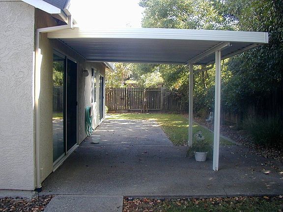 backyard w-covered patio
