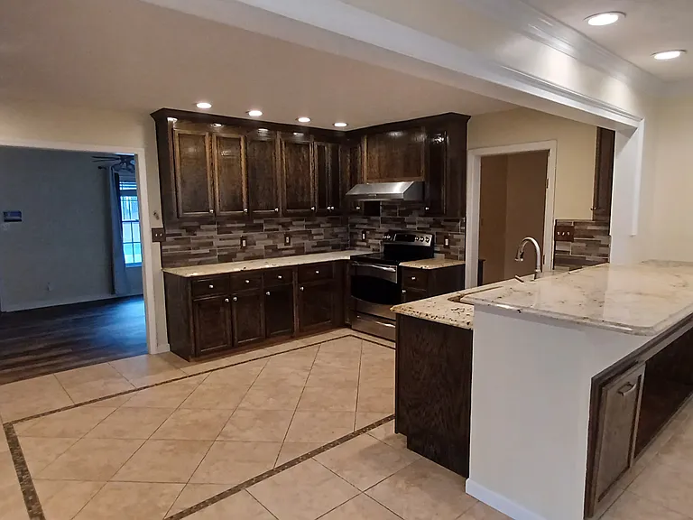 211 Sheffield Ct — Photo 5