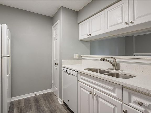 3rd image of 1000 W Horatio St APT 232