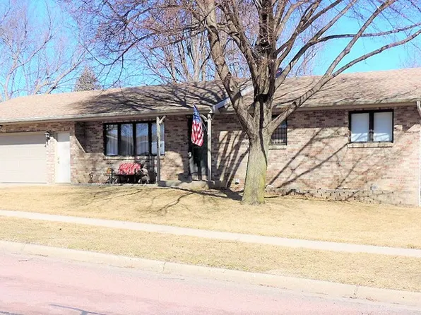 704 E 21st St, Yankton, SD 57078