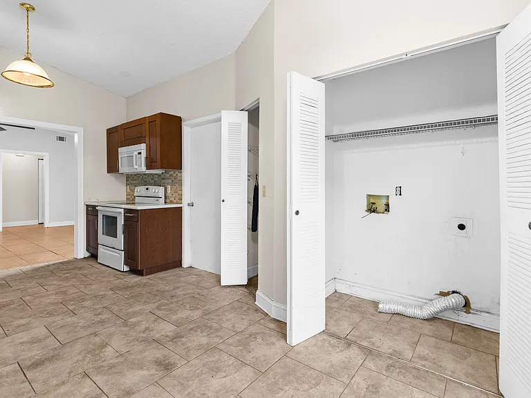 629 Stillview Cir — Photo 14
