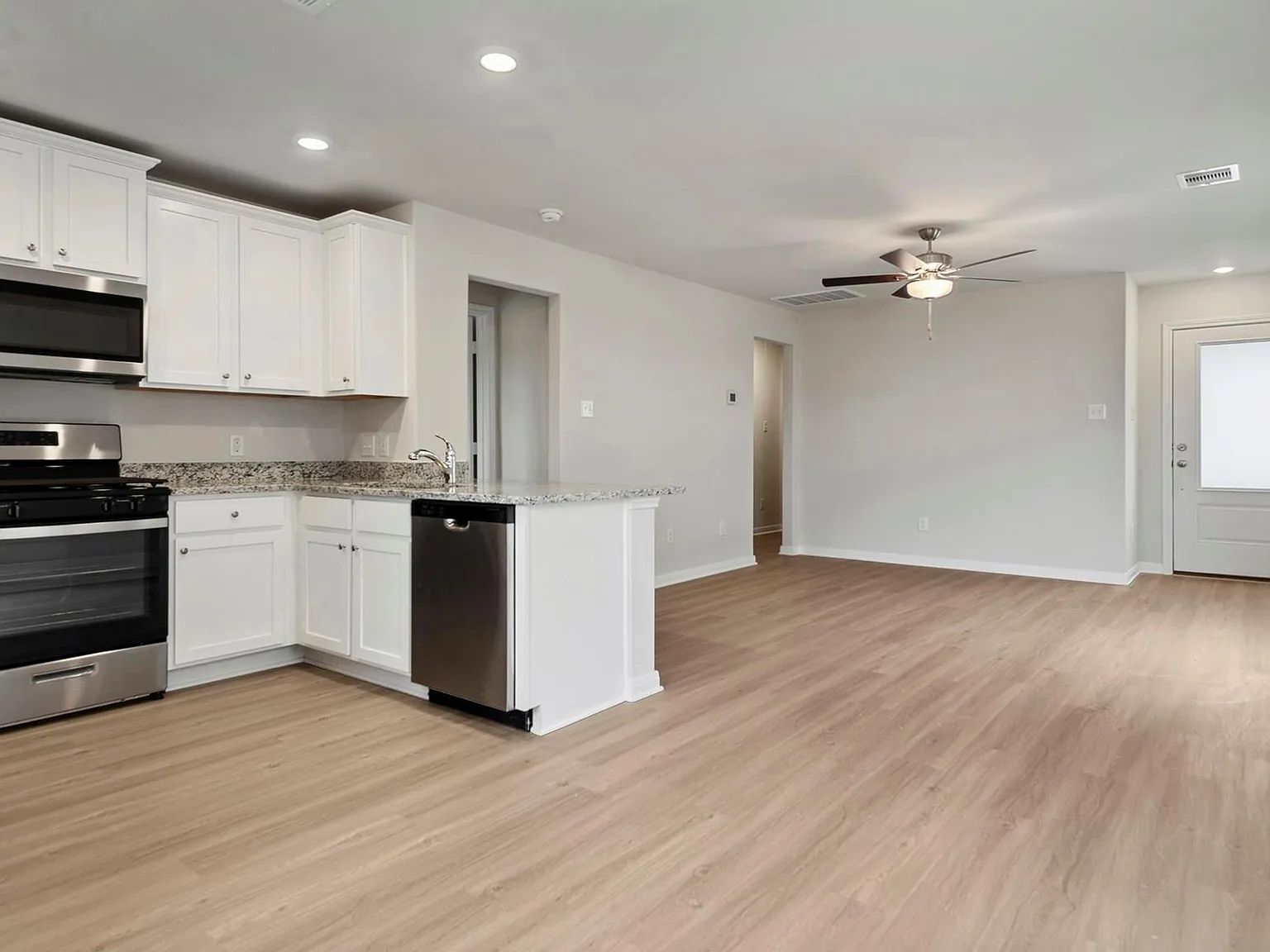 3 bed, 2.0 bath, 1076 sqft, $1,815 — Photo 2