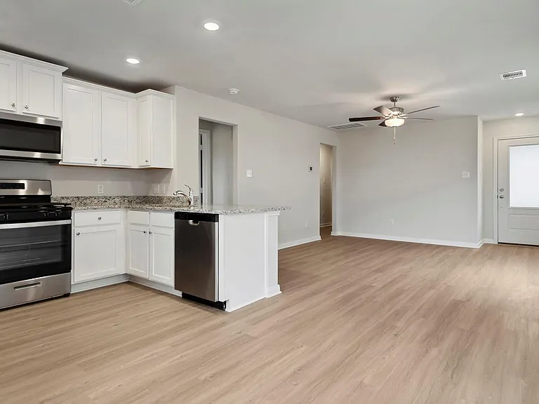 15830 Berry Hill Dr — Photo 2