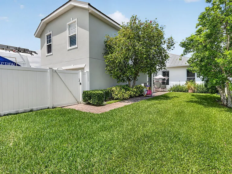 10542 SW Westlawn Blvd — Photo 44