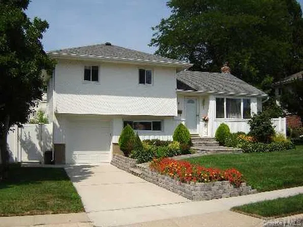 8 Debora Drive, Plainview, NY 11803