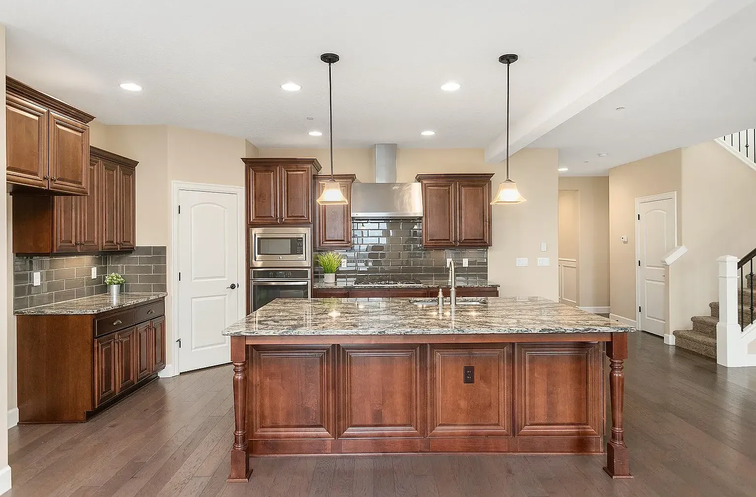 6 bed, 3643 sqft, $3,995 — Photo 3