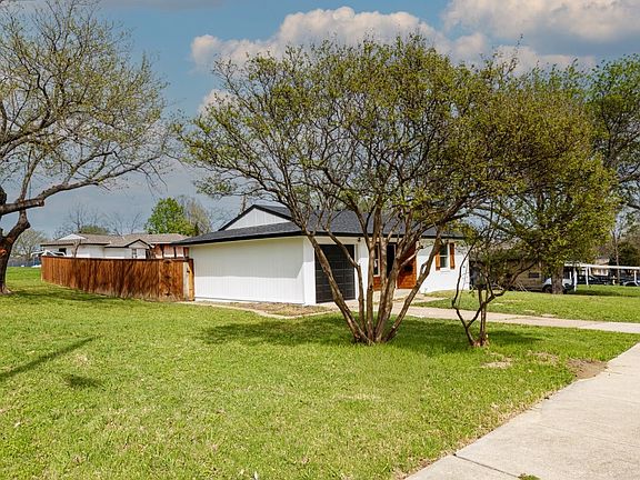 2nd image of 1221 Rusk Dr