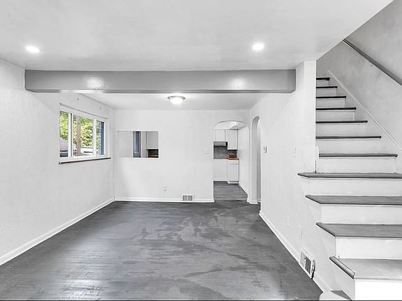 2nd image of 3111 Mary St