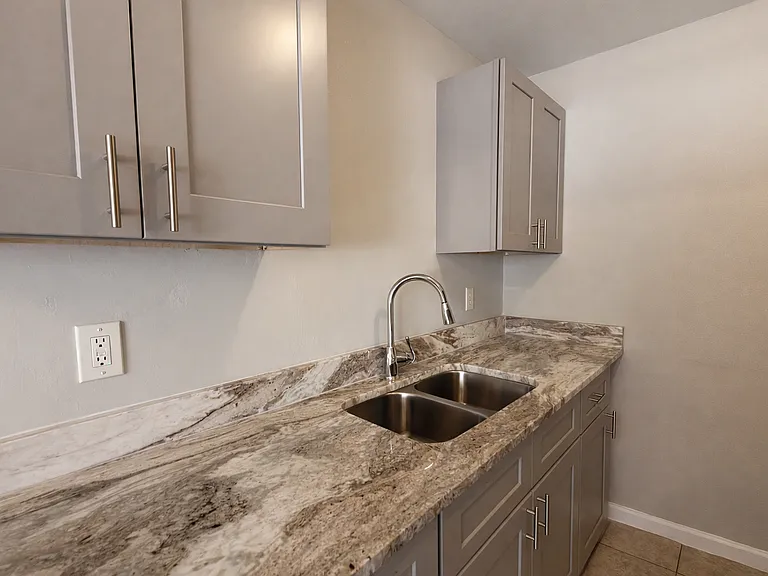 2068 Franklin St — Photo 4
